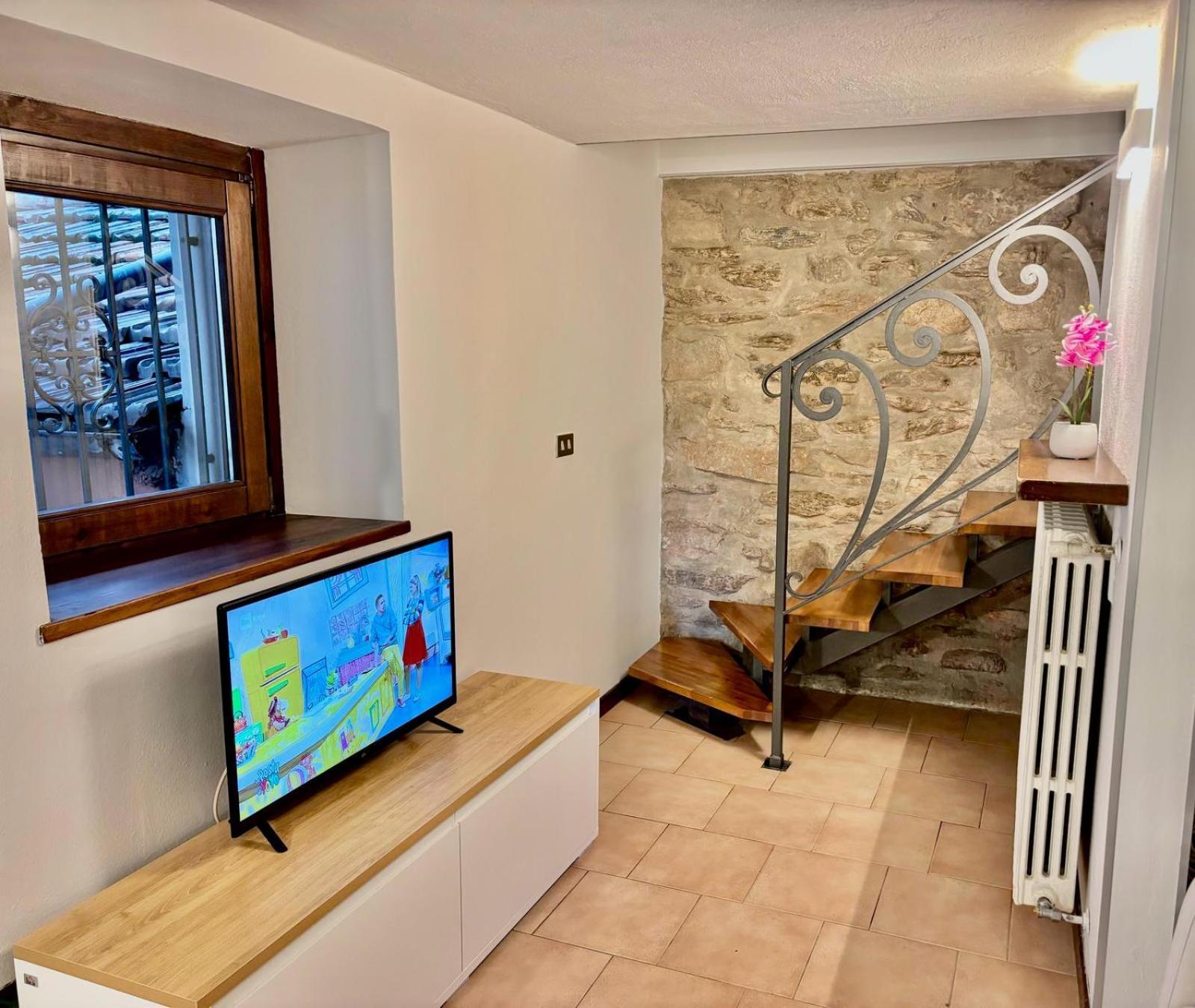 Vittoria Holiday House - Tulip Apartment And Tulip Room Stresa Bagian luar foto