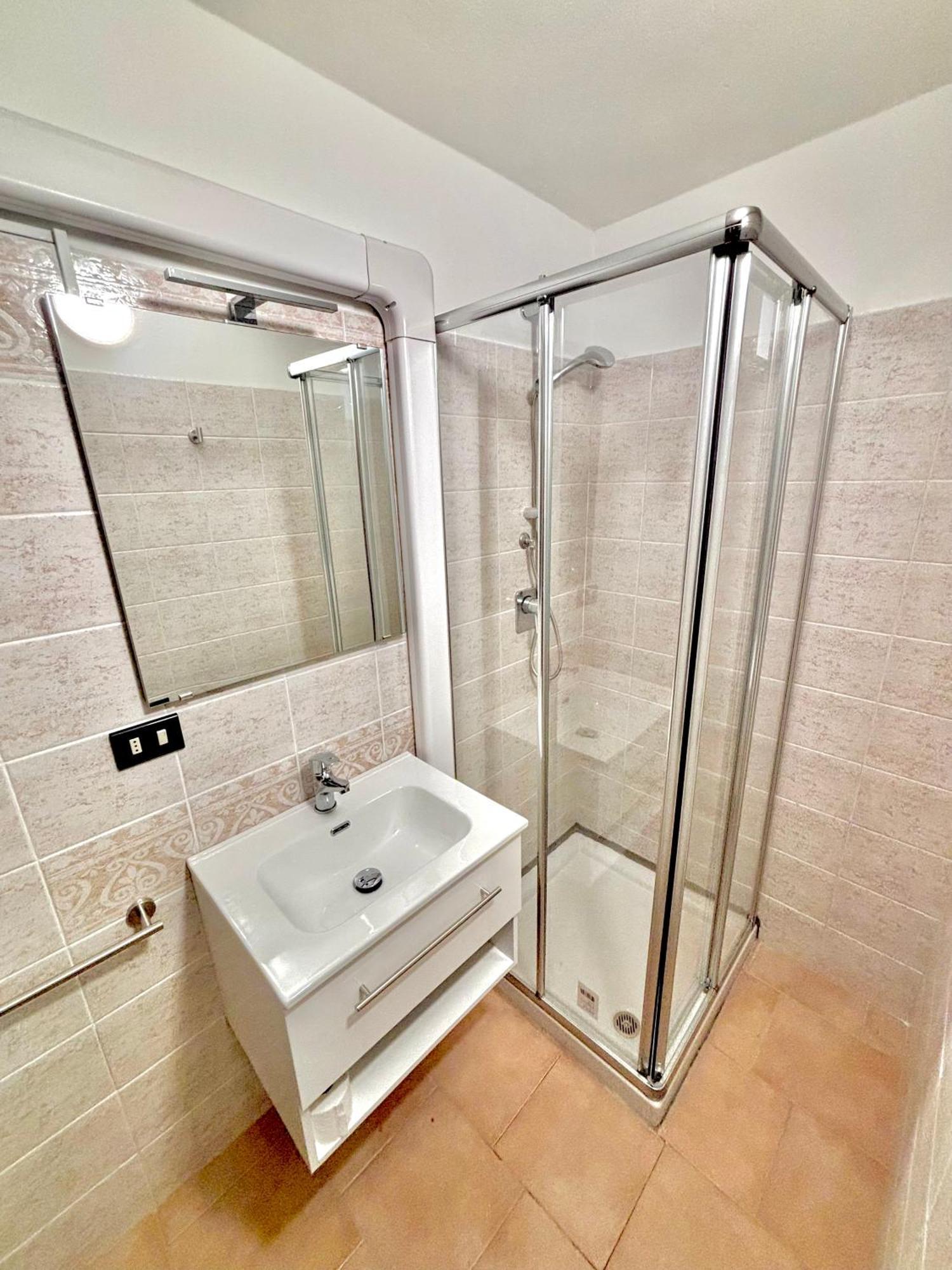 Vittoria Holiday House - Tulip Apartment And Tulip Room Stresa Bagian luar foto