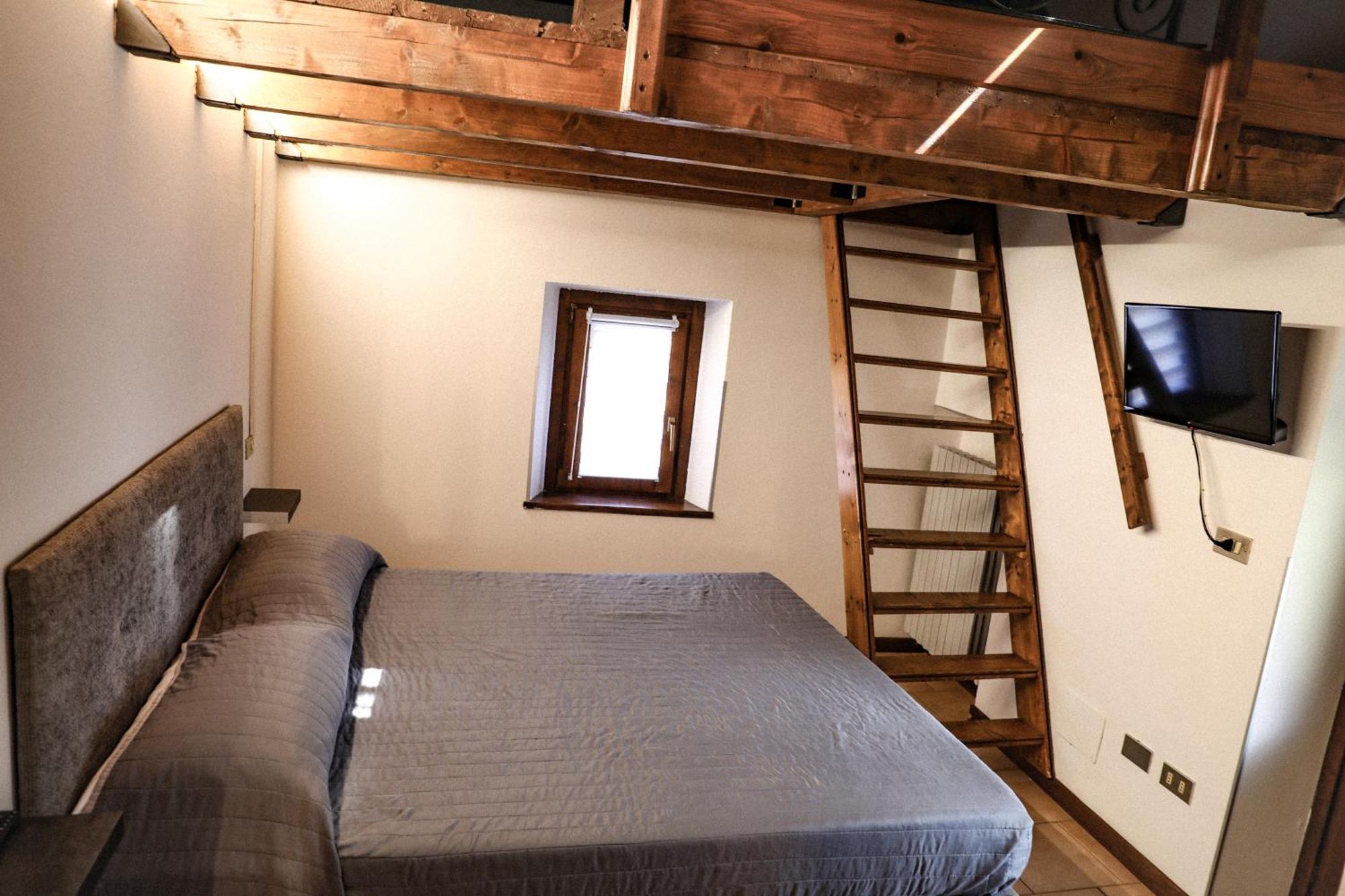 Vittoria Holiday House - Tulip Apartment And Tulip Room Stresa Bagian luar foto