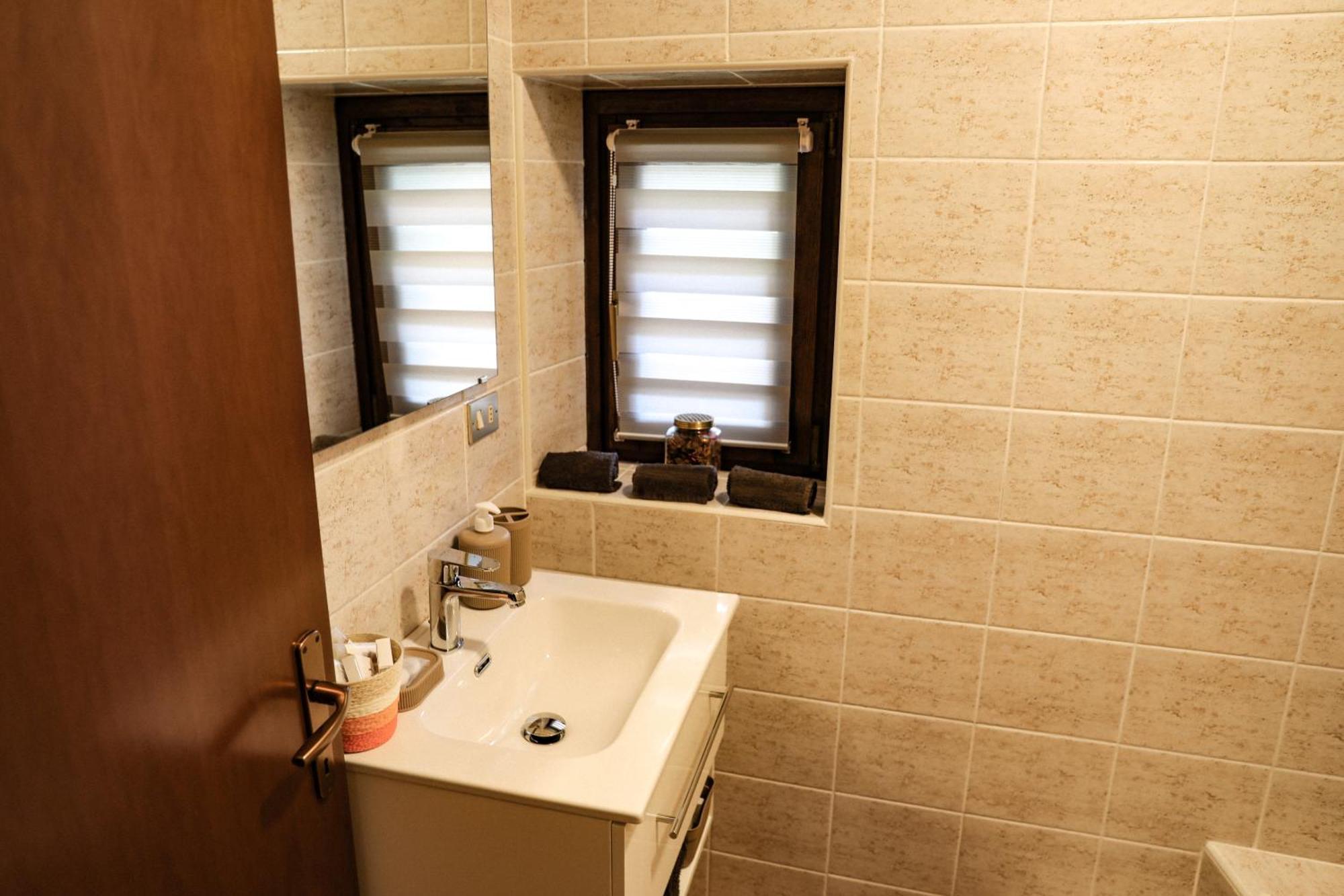 Vittoria Holiday House - Tulip Apartment And Tulip Room Stresa Bagian luar foto