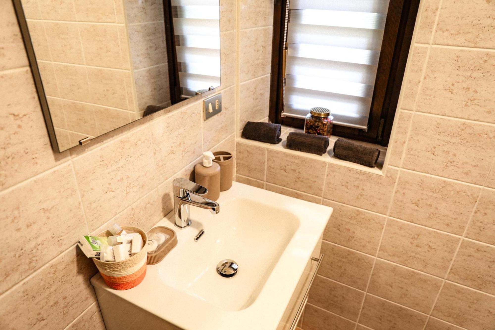 Vittoria Holiday House - Tulip Apartment And Tulip Room Stresa Bagian luar foto