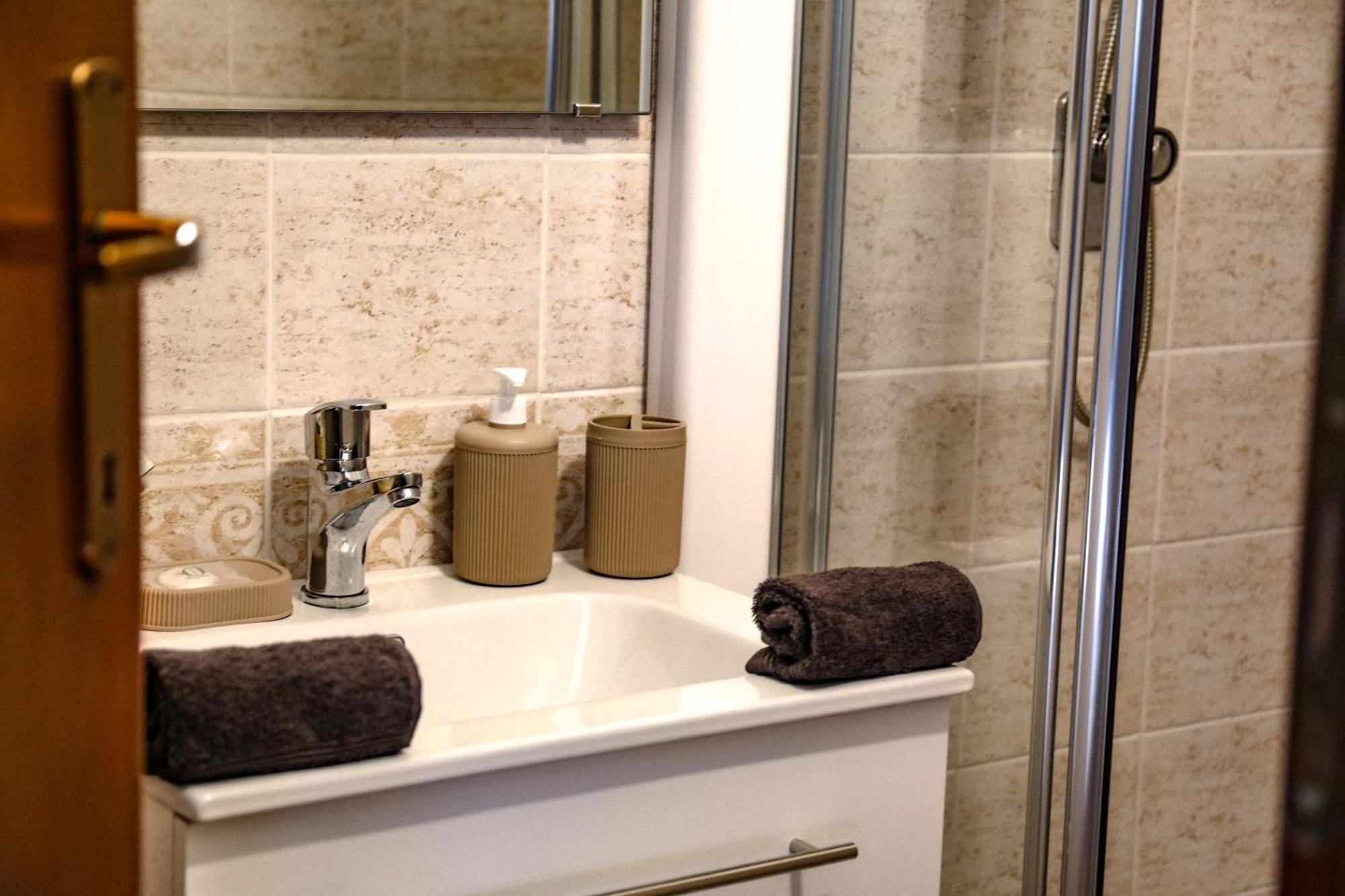 Vittoria Holiday House - Tulip Apartment And Tulip Room Stresa Bagian luar foto