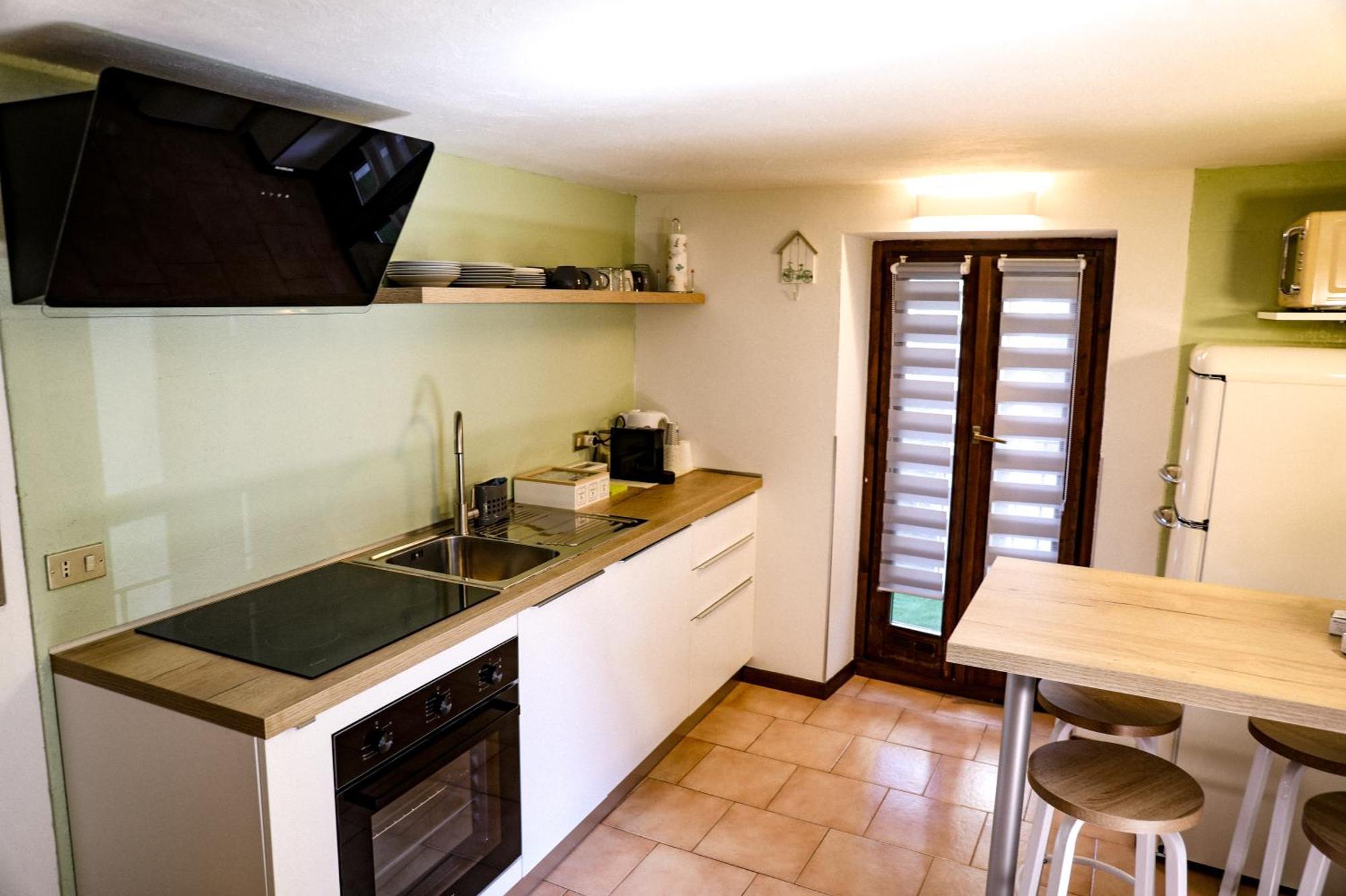 Vittoria Holiday House - Tulip Apartment And Tulip Room Stresa Bagian luar foto