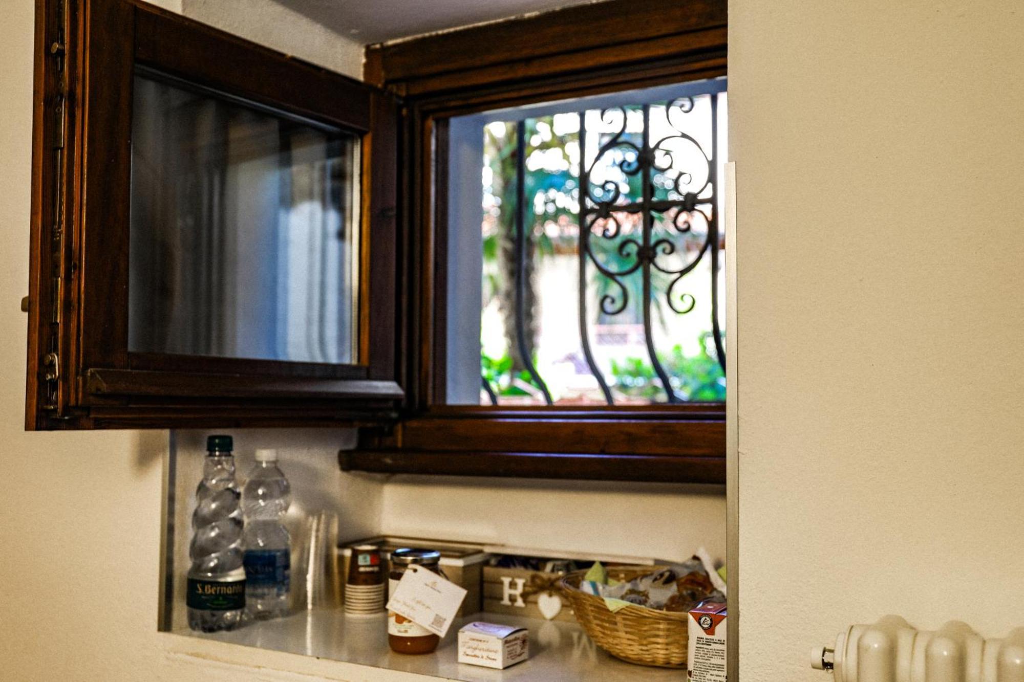 Vittoria Holiday House - Tulip Apartment And Tulip Room Stresa Bagian luar foto
