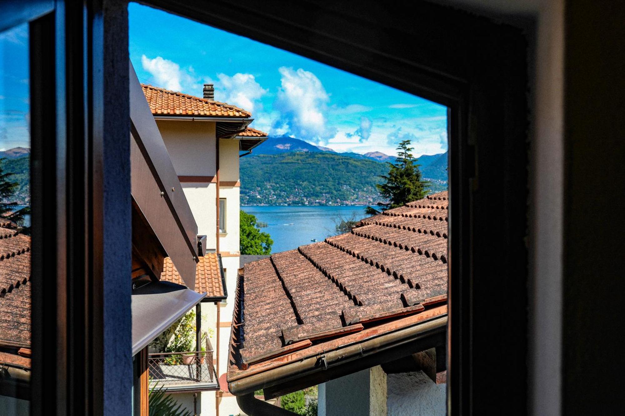 Vittoria Holiday House - Tulip Apartment And Tulip Room Stresa Bagian luar foto