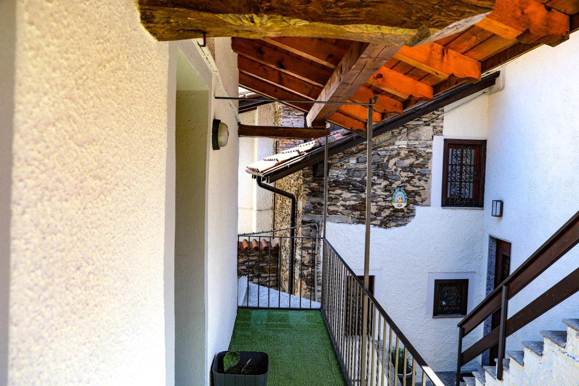 Vittoria Holiday House - Tulip Apartment And Tulip Room Stresa Bagian luar foto